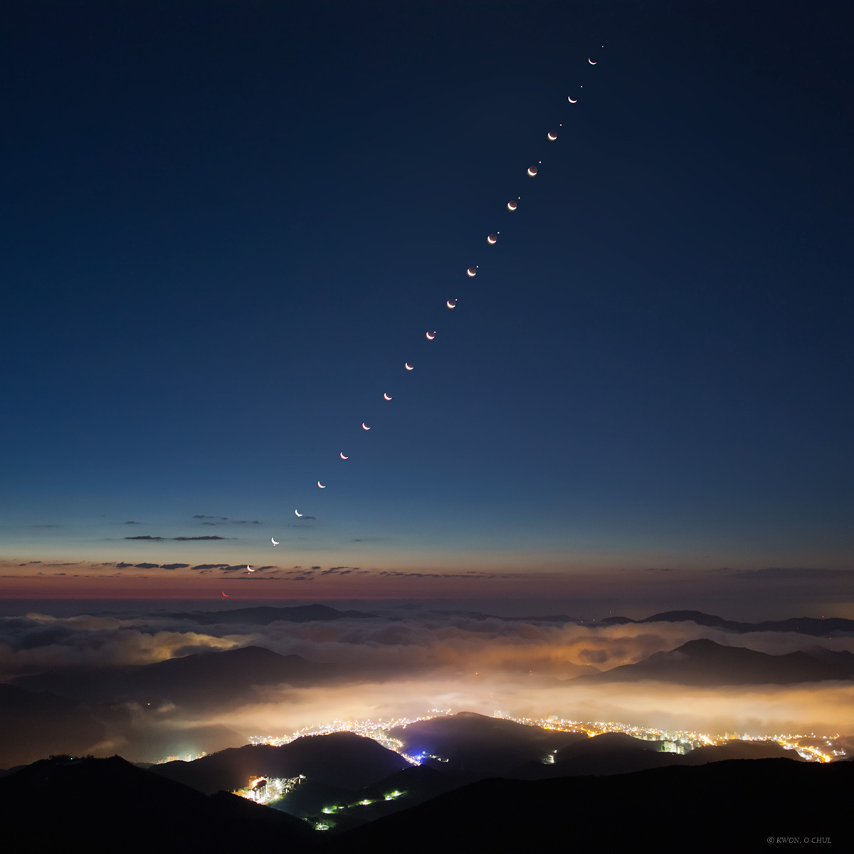 Moon Meets Morning Star Image Credit & Copyright: Kwon, O Chul (TWAN)